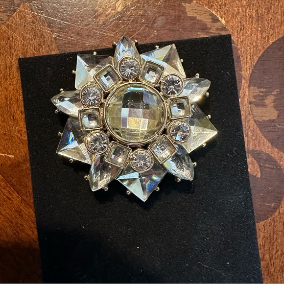 Avon Ladies Earrings & Brooch Gift Set - Picture 5 of 9